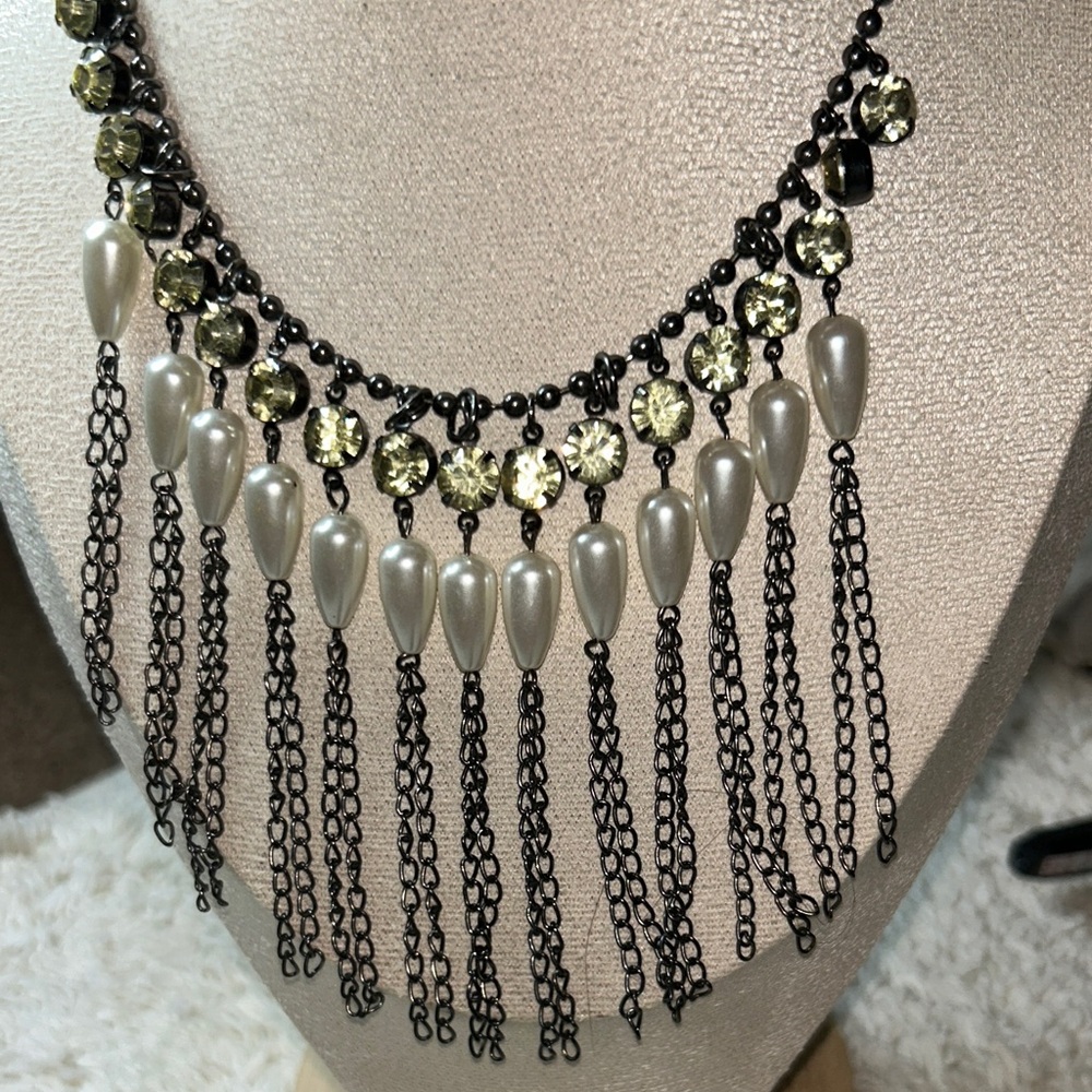 Elegant Pearl and Chain Necklace
